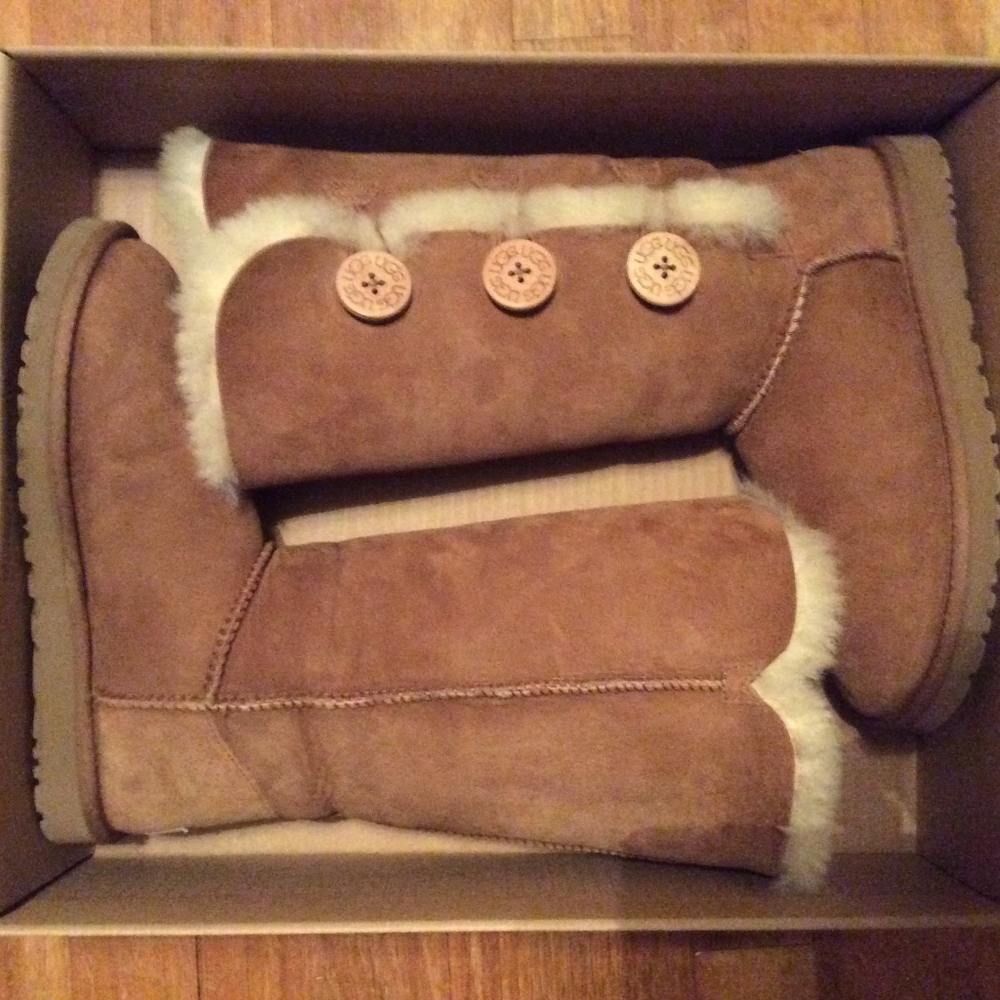 Triple Bailey Button tan Uggs.